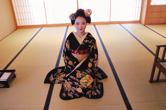 Kyoto: Meet the Geisha Maiko with Gion Walking Tour - Photography, Socks, and Rainy Weather