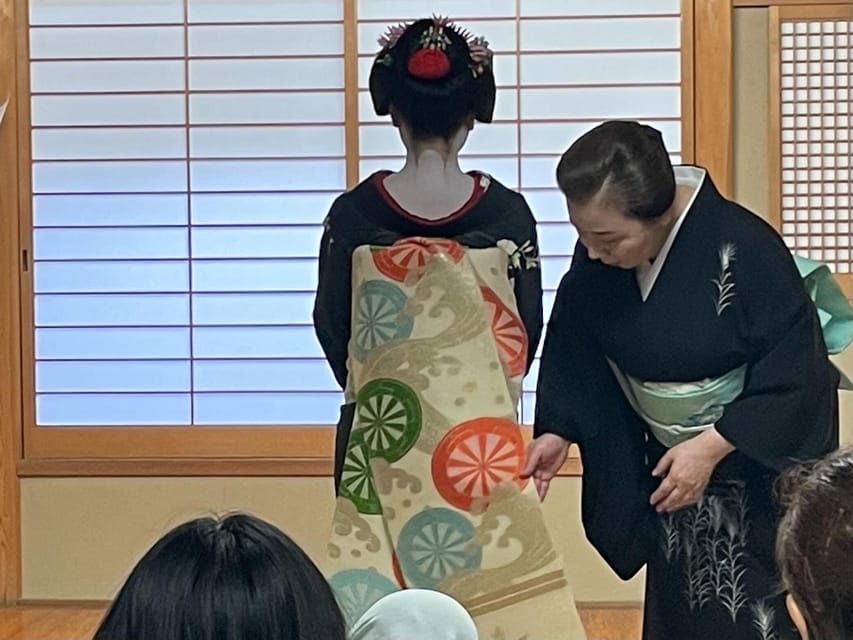 Kyoto: Meet the Geisha Maiko with Gion Walking Tour - Photos, etiquette, and cultural respect