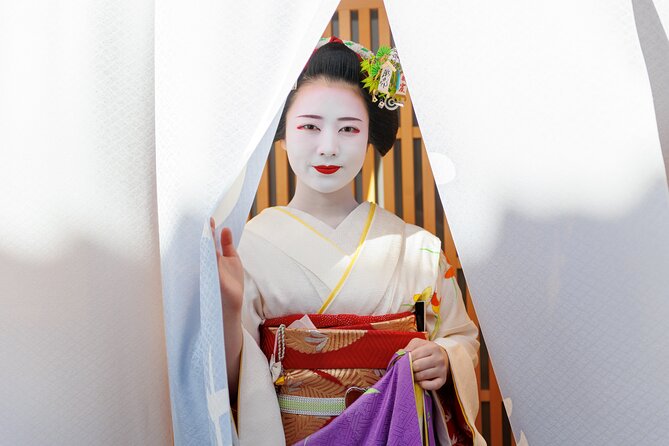 Kyoto: Meet the Geisha Maiko with Gion Walking Tour - Starting in Gion, with two meeting-point choices