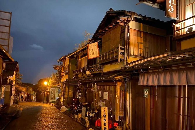 Kyoto night walk tour (Gion district) - Yasakanoto pagoda and the best photo opportunity