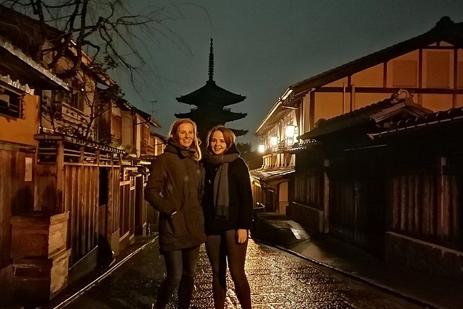 Kyoto night walk tour (Gion district) - The stone-wall district requires quiet