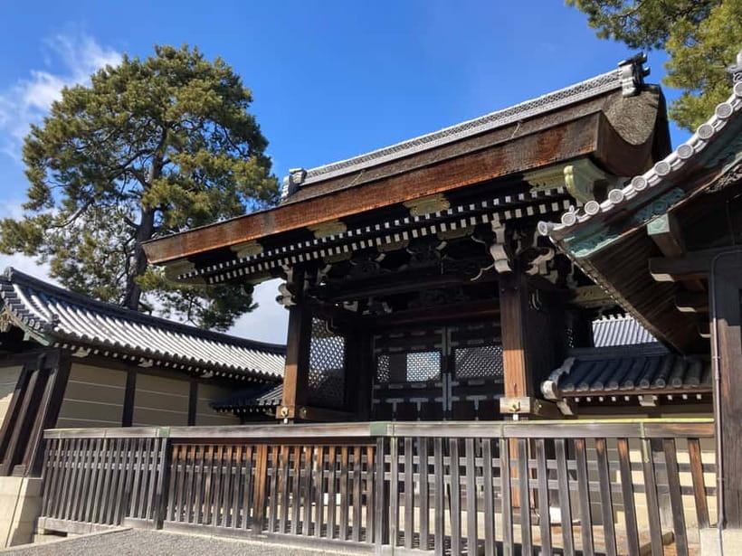 Kyoto: Nijo Castle and Kyoto Imperial Palace Guided Tour - Nijo Castle: power in polished wood and painted rooms