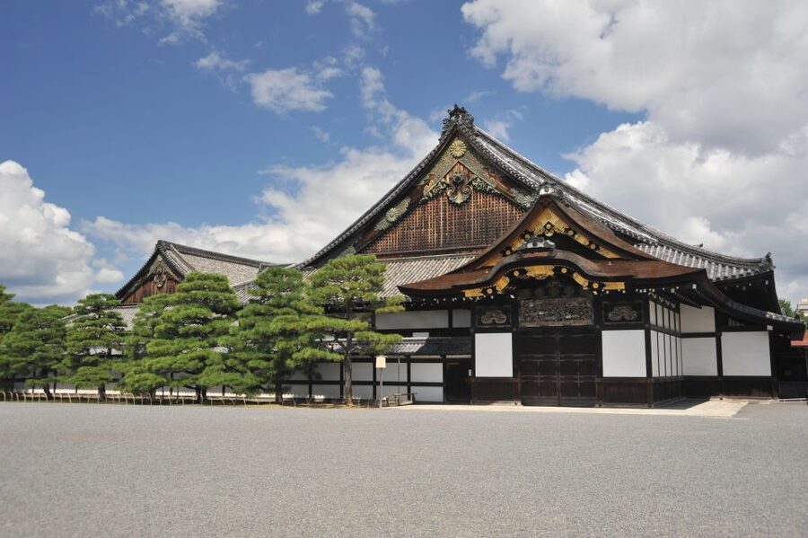 Kyoto: Nijo-jo Castle and Ninomaru Palace Guided Tour - What the guide adds to the visit