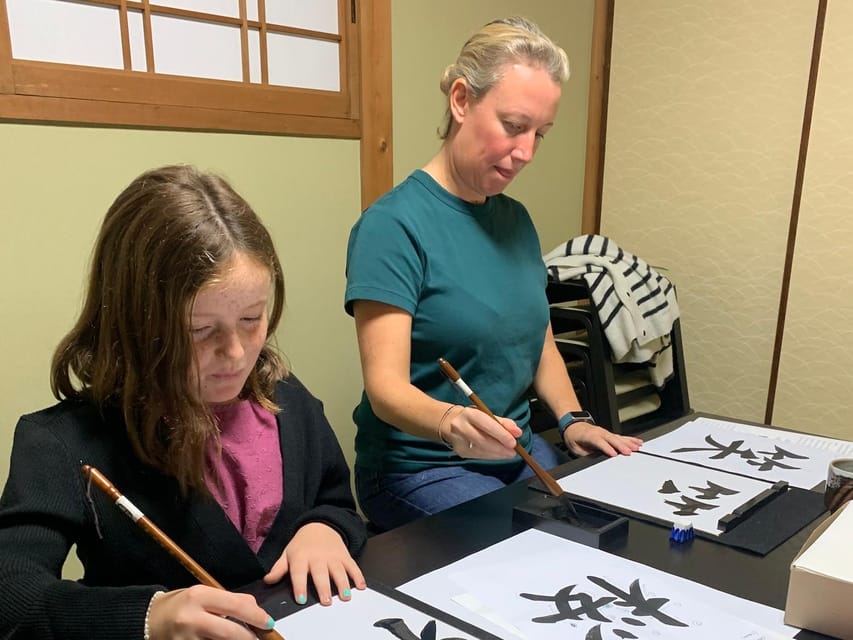 Kyoto Ninenzaka : Japanese Calligraphy Class in Townhouse - Writing Kanji With Balance and Space