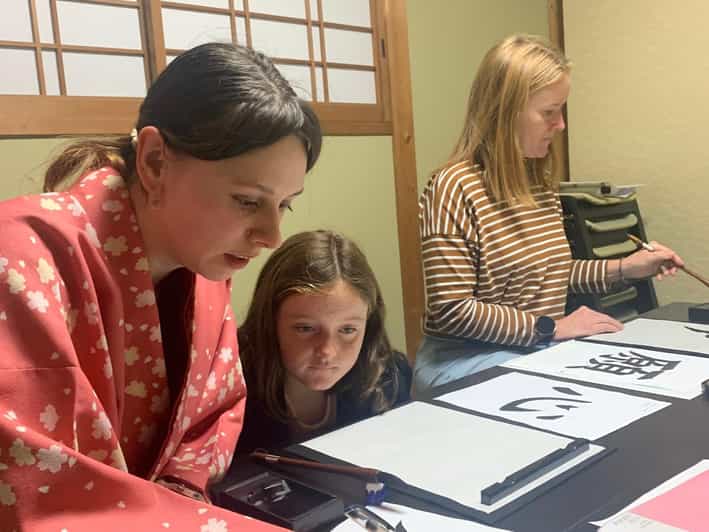 Kyoto Ninenzaka : Japanese Calligraphy Class in Townhouse - Is $49 a Fair Price?