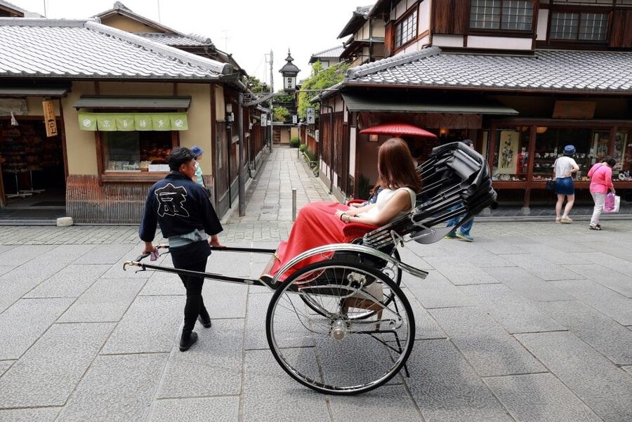 Kyoto: Private Rickshaw Tour of Gion and Higashiyama Area - Why a rickshaw works so well in Higashiyama