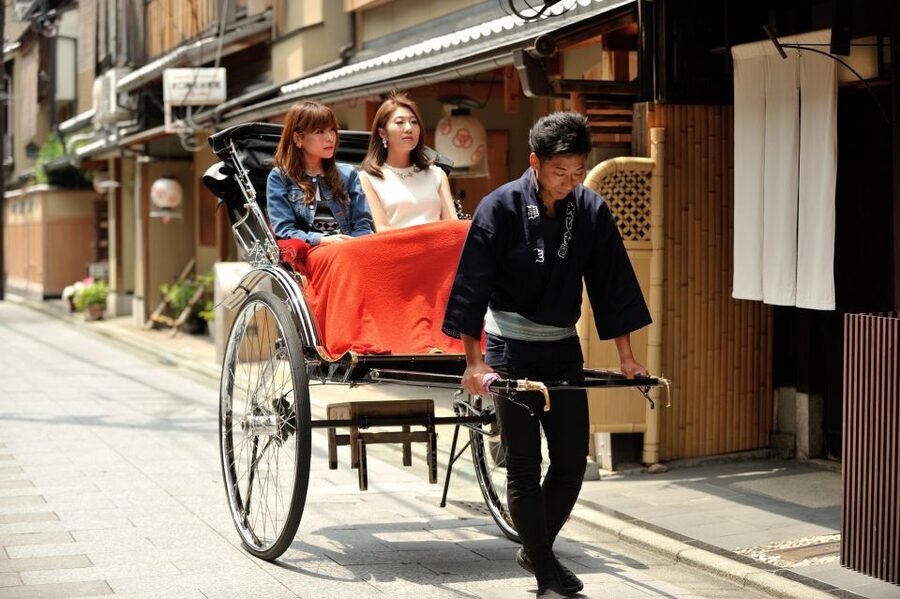 Kyoto: Private Rickshaw Tour of Gion and Higashiyama Area - Temple views without a long admission stop