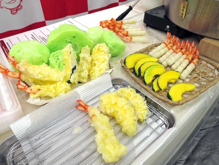 Kyoto: Replica food making experience - Finding the workshop near the giant crab sign
