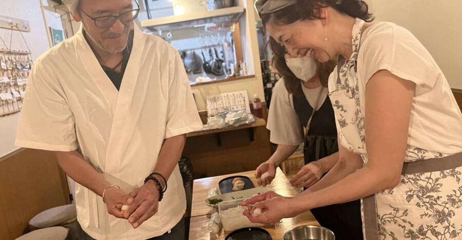 Kyoto: Sushi Making Class with Sushi Chef - Starting with a sushi practice toy