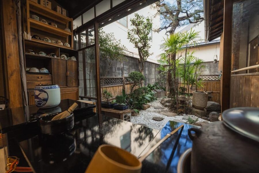 Kyoto: Table-Style Tea Ceremony at a Kyo-Machiya - Flower Arranging And The Extra Cultural Touches