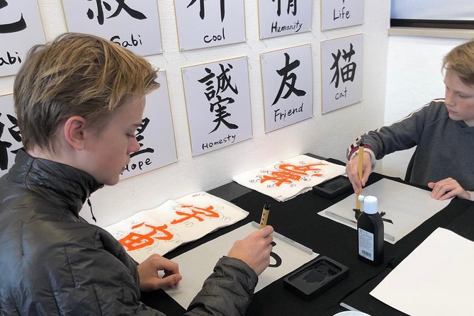 Let's experience calligraphy in YANAKA, Taito-ku, TOKYO !! - Chie and Saori Bring the Right Kind of Help