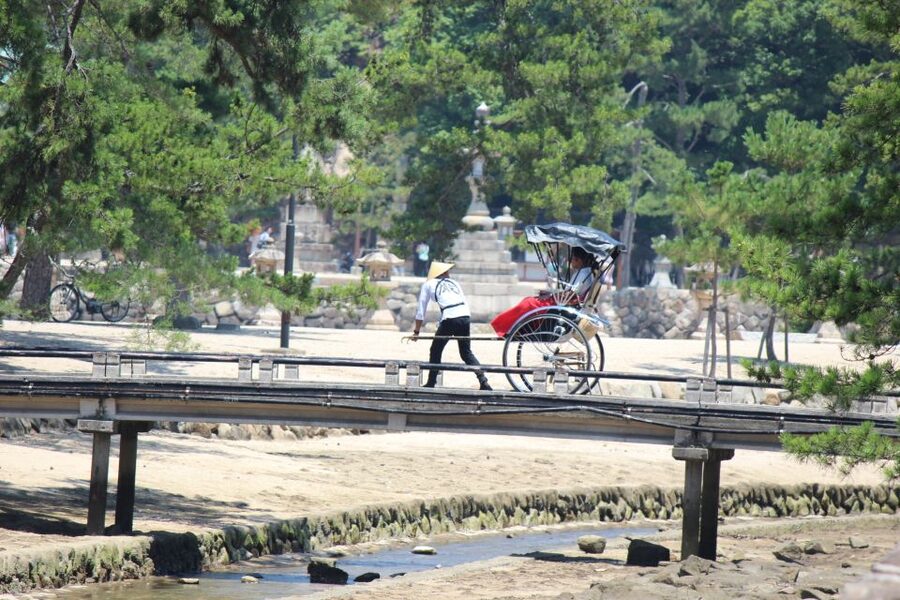 Miyajima: Private Rickshaw Tour to Itsukushima Shrine - Why A Rickshaw Works So Well On Miyajima