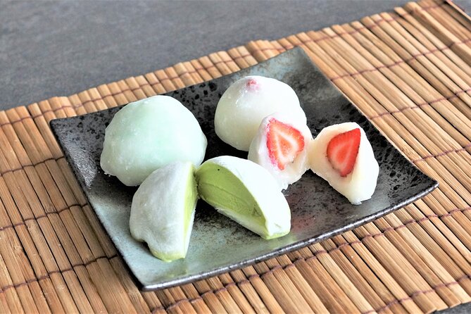 Mochi Making at a Private Studio in Tokyo - Tasting with matcha, hojicha, or coffee