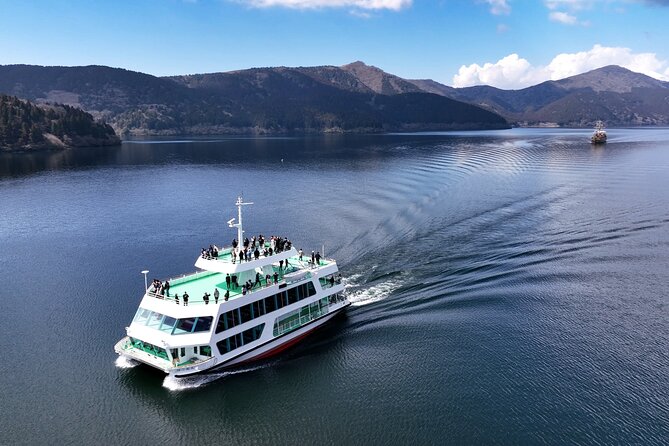 Mt Fuji & Hakone Cruise, Drum Show Bus 1 Day from Tokyo Sta. Area - Sailing across Lake Ashi on the Sorakaze
