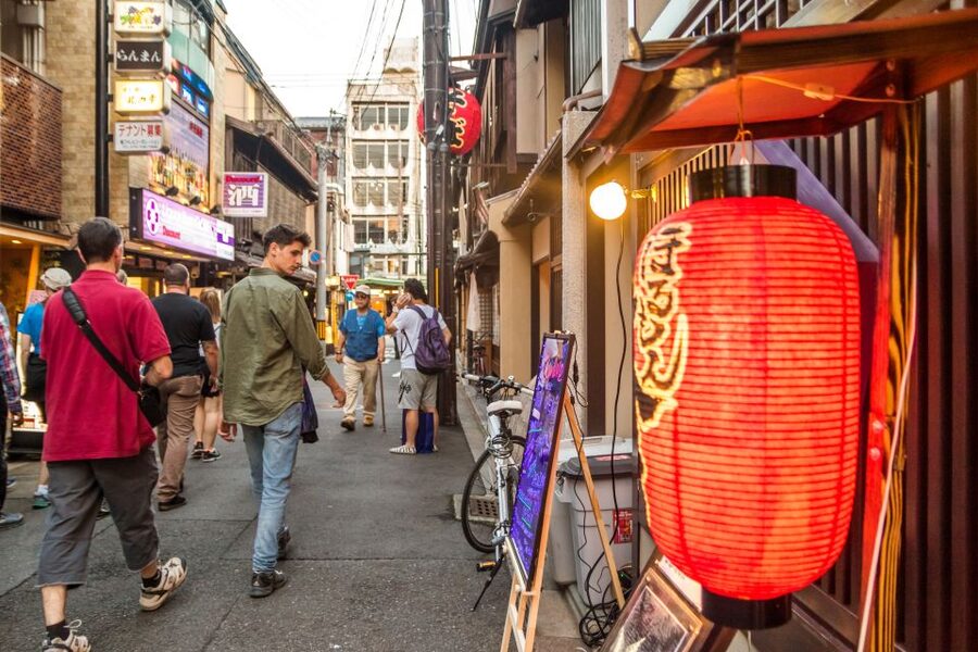 Night Walk in Gion: Kyoto's Geisha District - Practical details for a respectful evening