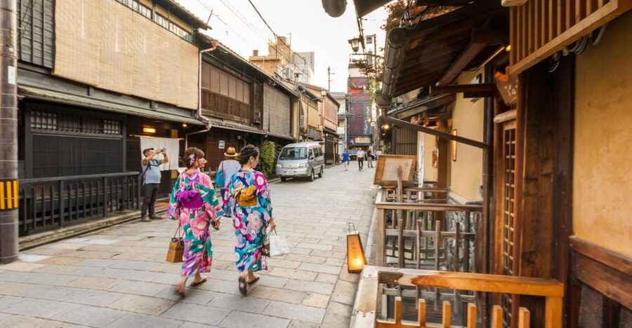 Night Walk in Gion: Kyoto's Geisha District - Understanding geiko, maiko, and the work behind the appearance