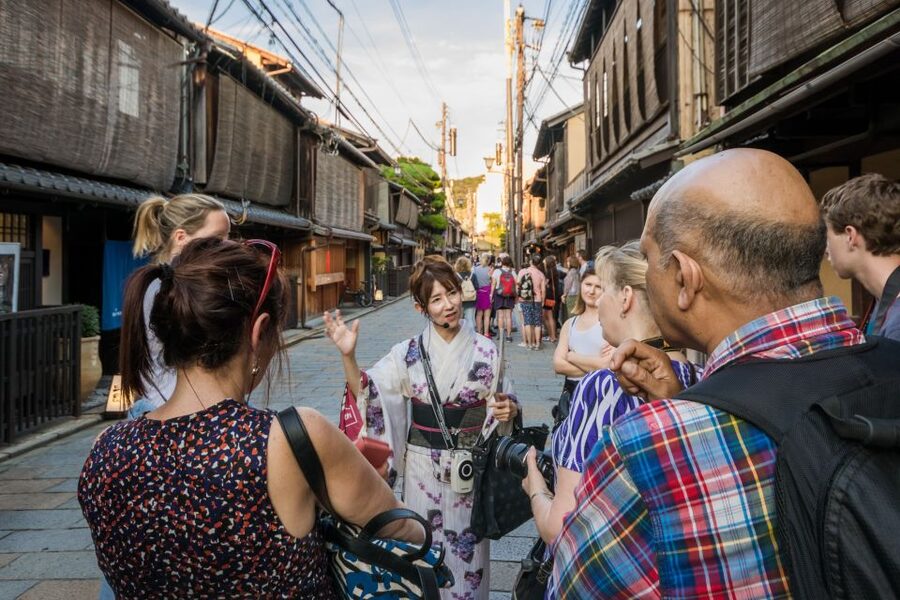 Night Walk in Gion: Kyoto's Geisha District - Choosing the right starting time and pace