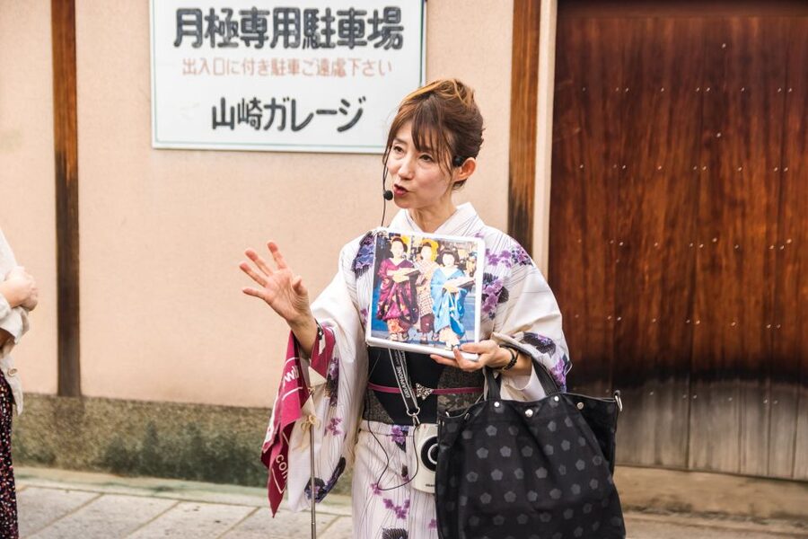 Night Walk in Gion: Kyoto's Geisha District - Walking Gion’s classic lanes after dark