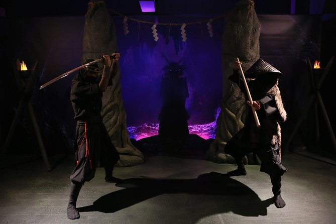 Ninja Lesson in Tokyo – 1 Hour Hands-On with Japanese Master - Seeing the trick house and ninja tools