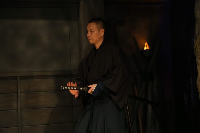 Ninja Samurai 2-hour hands-on lesson by Japanese master in Tokyo - Ninja clothing and the trick-house introduction