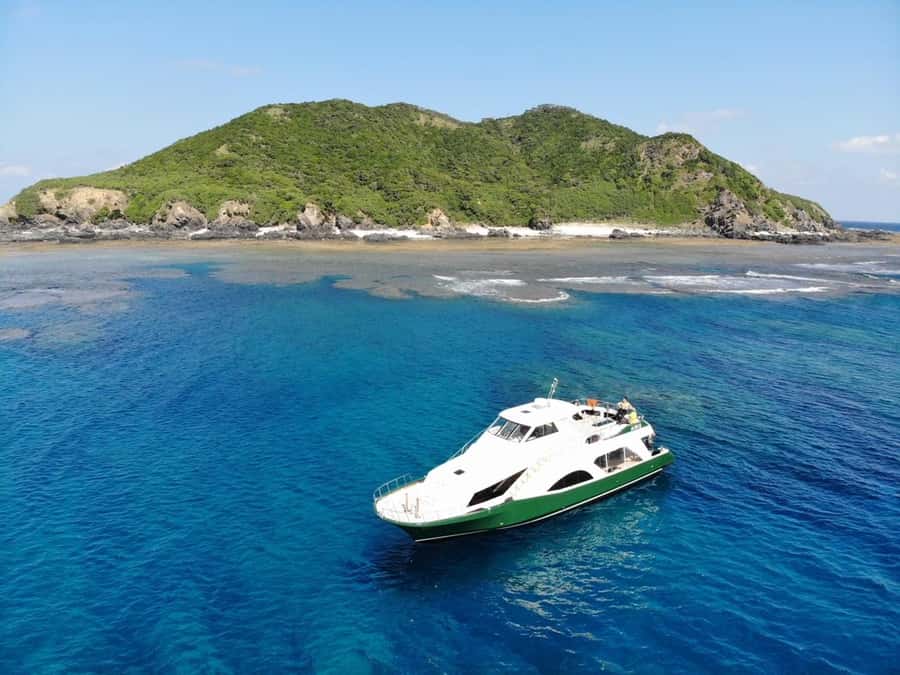 Okinawa: From Naha: Kerama Islands 1-day snorkeling tour - First snorkeling stop: getting comfortable in the water