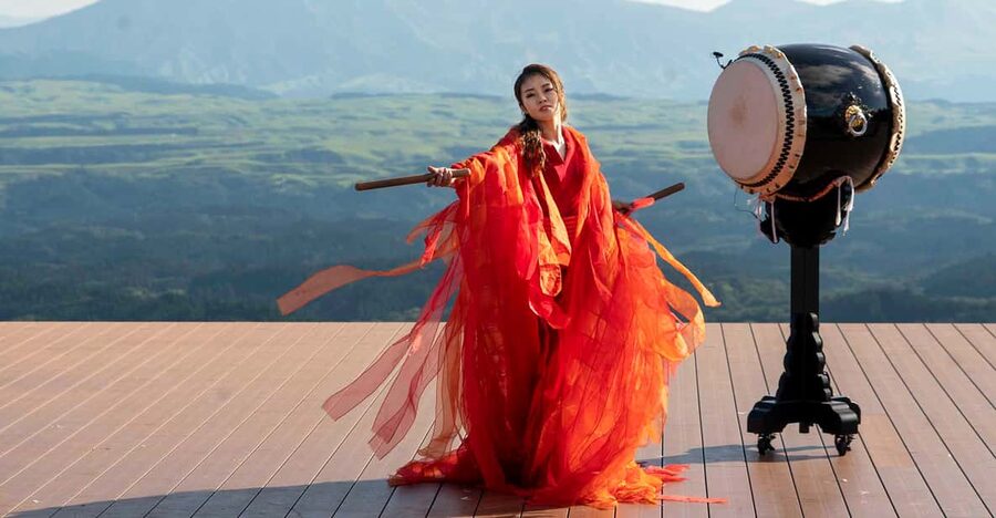 Open-air theater "Tao- no-Oka" Drum TAO Live performance - Arriving at the white reception building