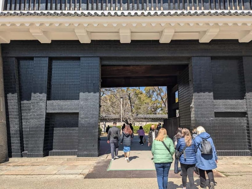 Osaka: Osaka Castle Guided Tour with Local Guide - The guides: local knowledge and different strengths