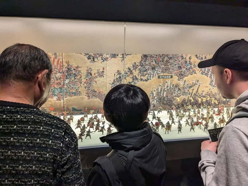 Osaka: Osaka Castle Guided Tour with Local Guide - Meeting at the main building and entering the grounds