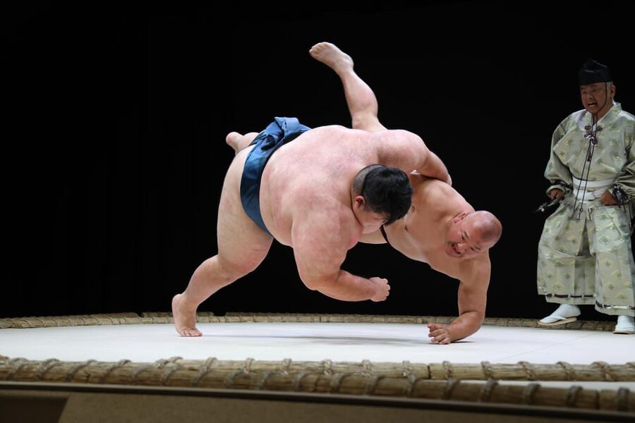Osaka: Sumo Stage Show with Bento or Snack + Fight & Photo - Arriving at Namba Parks