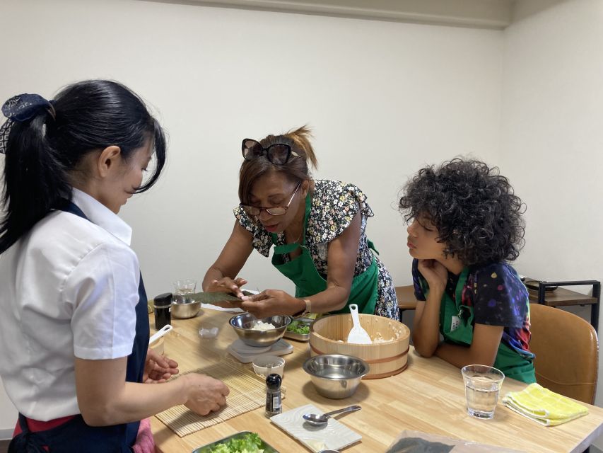 Osaka: Sushi Class in Dotonbori - Learning the shape of nigiri