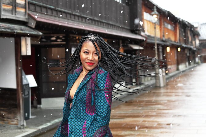 Photoshoot session by professional photographer in Kanazawa - Higashi Chaya District and its old wooden streets
