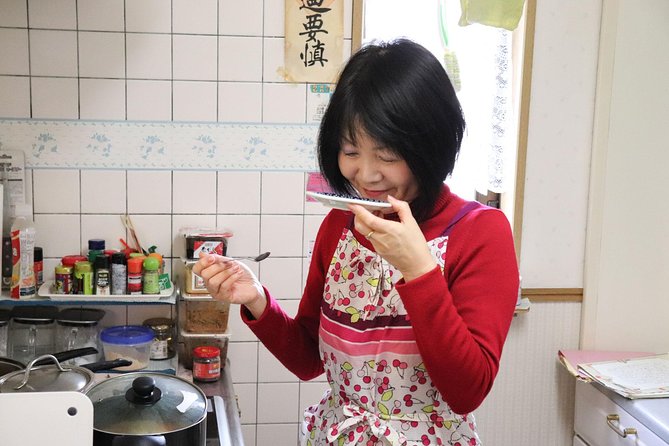 Private Japanese Home Cooking Class in Kyoto with Michiyo - Making chirashi sushi in a traditional wooden bowl