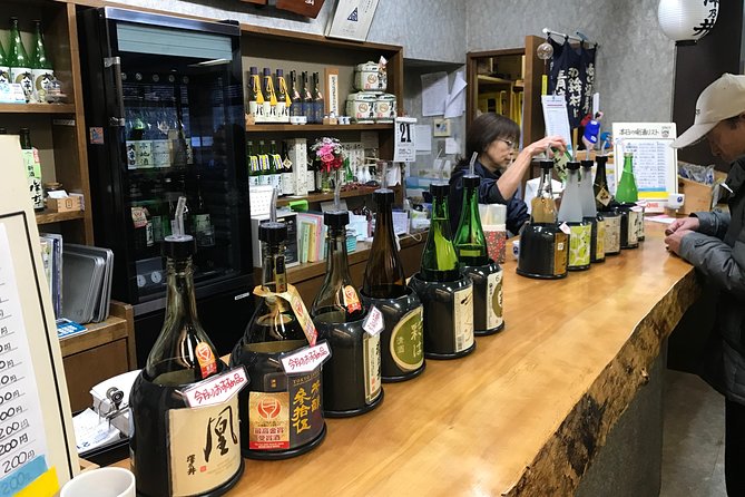 Private Tokyo Local Food and Drink Tour with a Bar Hopping Master - What the guide adds to the night