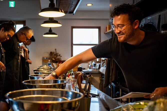 Professional Ramen & Gyoza with Ramen Chef in a restaurant! - Learning the five parts of a proper ramen bowl