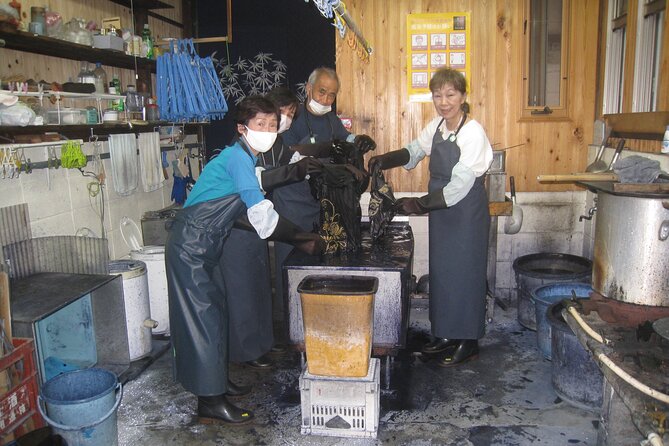 Roketsu dyeing experience: M course Roketsu Dyeing Experience - Painting wax onto the fabric