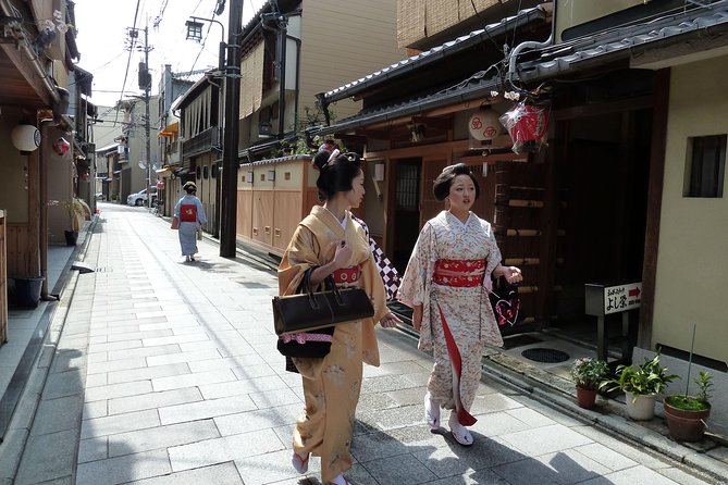 Secret Eastern Kyoto Biking Adventure - Maruyama Park and the lanes near Yasaka