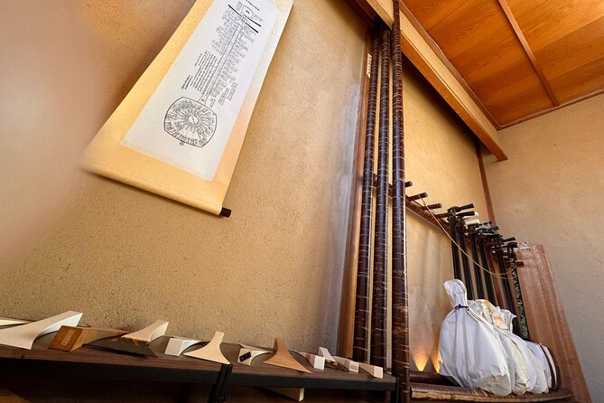 Shamisen Experience in Kyoto 【Private】 - Starting with posture, seating, and the shamisen basics