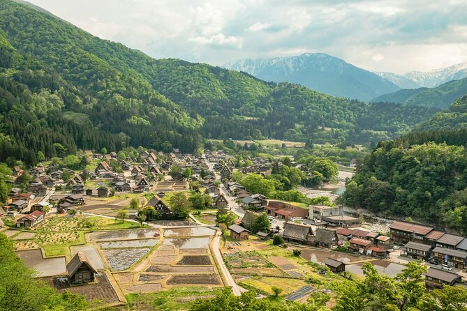 Shirakawago & Kanazawa from Kanazawa - Kenrokuen Garden for two carefully planned hours