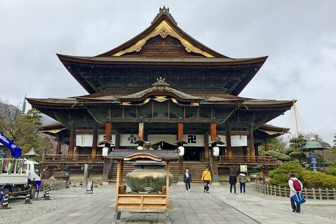 Snow Monkey Park & Zenkoji Temple Nagano Pvt. Full Day Tour. - Guide quality can shape the entire day