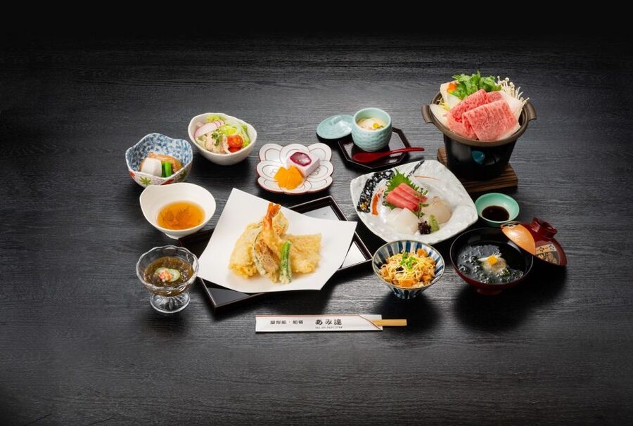 Sumida River: Japanese Traditional Yakatabune Dinner Cruise - What the onboard atmosphere feels like