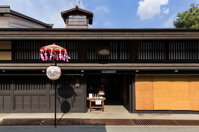 Takayama Old Town Walking Tour with Local Guide - What the guides add to the experience