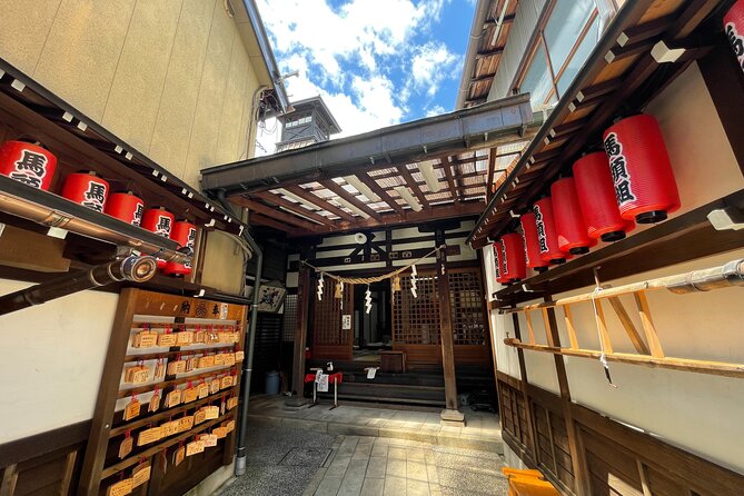 Takayama Old Town Walking Tour with Local Guide - Timing, meeting point, and group size