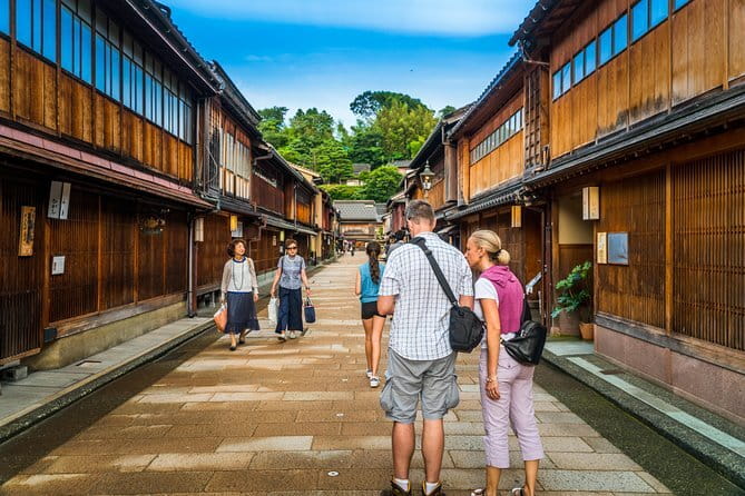 Taste of Kanazawa (Food tasting in Omicho Market & Higashi Chaya) - What makes the guides so important