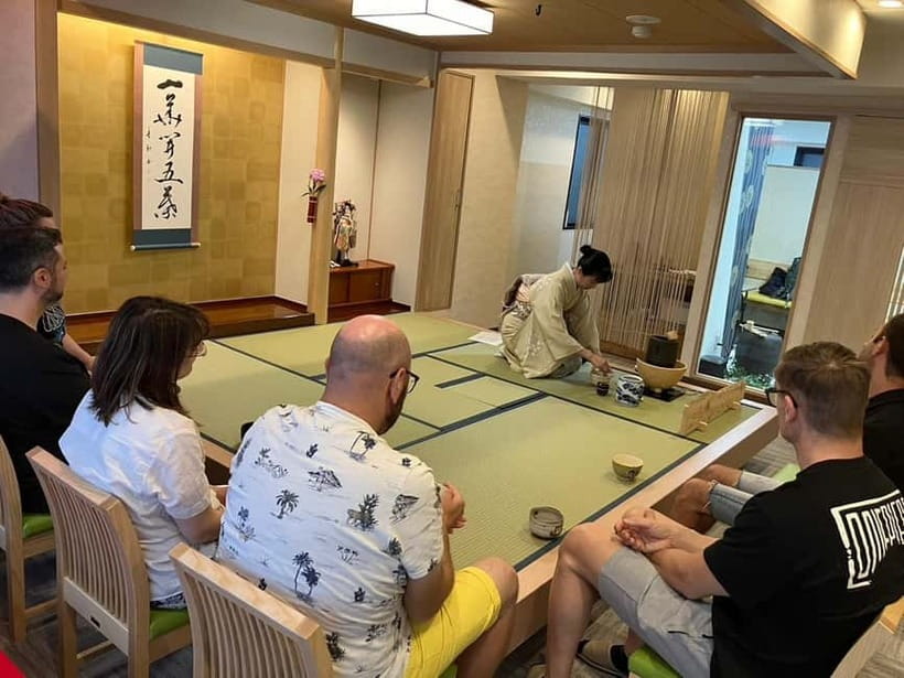 Tea ceremony experience in Japanese-style room 60min - Watching the tea ceremony demonstration