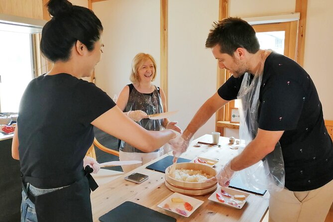 The Original Small-Group Sushi Making Class in Kyoto - The people make the lesson work