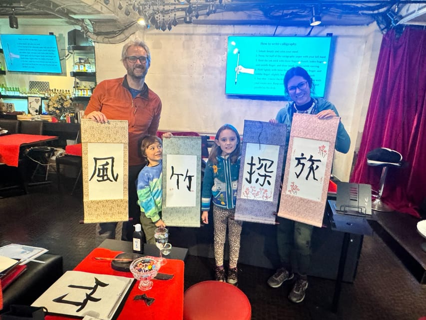 Tokyo: Calligraphy on Kanji Fan & Scroll with Drink - A quiet hour in central Roppongi