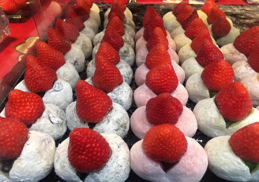 Tokyo: Classic Tsukiji Food Tour - Tsukiji’s food stalls reward curiosity