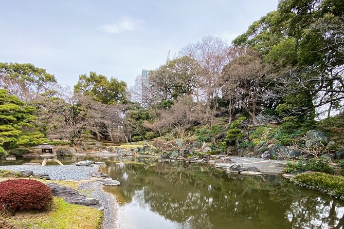 Tokyo: Edo Castle & East Garden of the Imperial Palace Tour - Reading Edo Castle through stone and garden