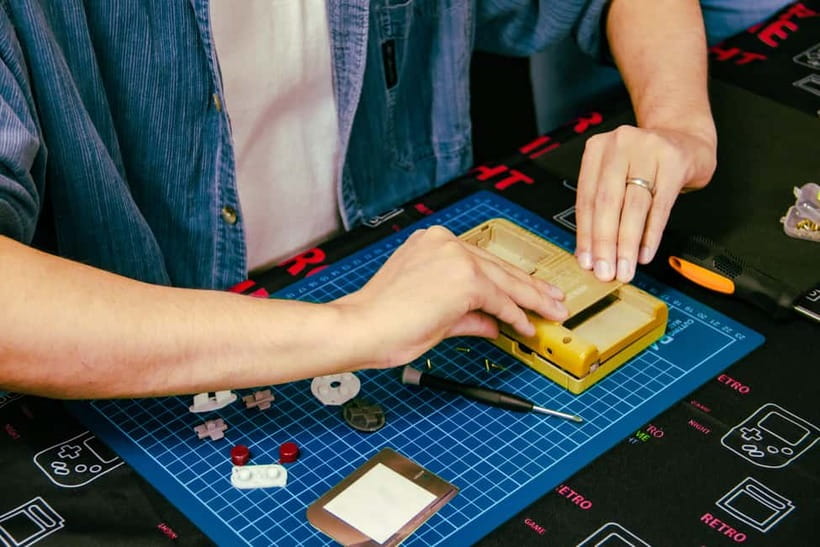 Tokyo: Gameboy Mod Workshop at Akihabara - Choosing your shell, buttons, screen, and colors