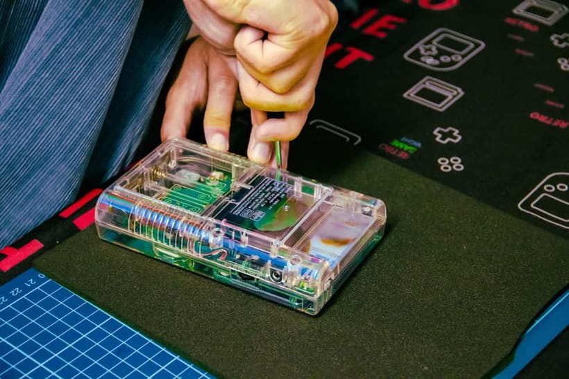 Tokyo: Gameboy Mod Workshop at Akihabara - Taking apart the Game Boy without fear